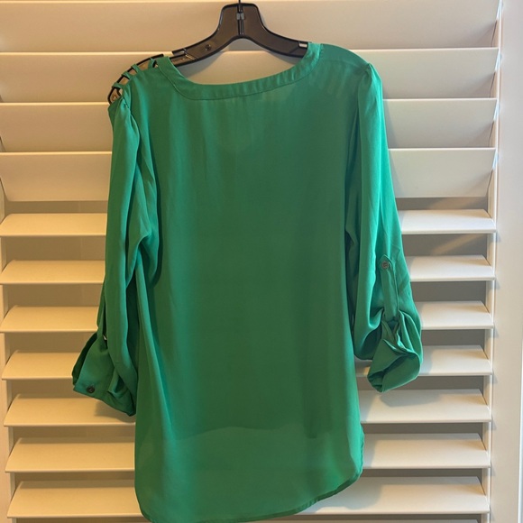 Lily White Green Blouse Top Roll Tab Sleeve V-Neck Cutout Pullover: SZ: M - Picture 4 of 10